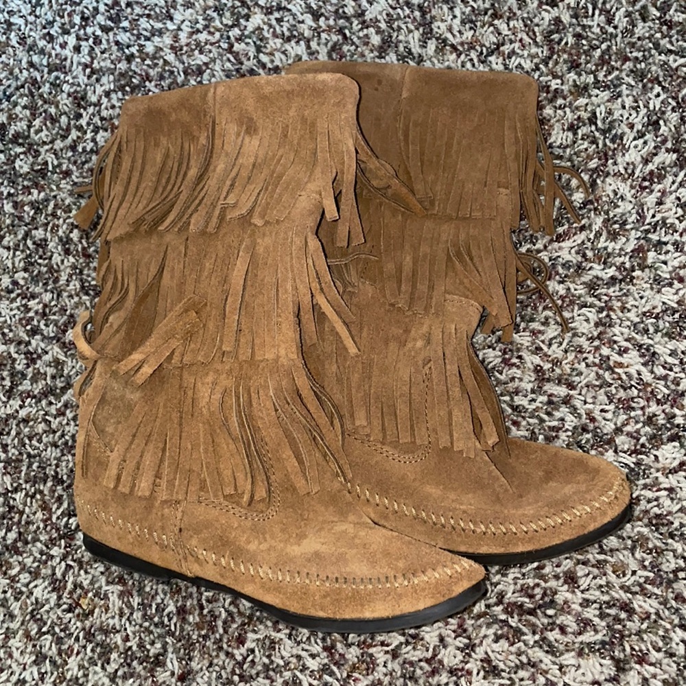 Minnetonka fringe boots size 8
